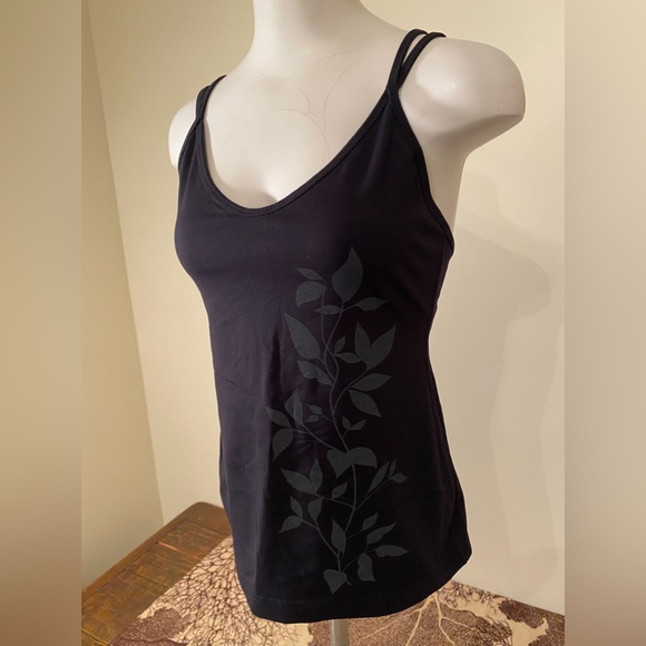 Tonic Active Yoga Top with Built in Shelf Bra Size Medium in EUC - Picture 4 of 9